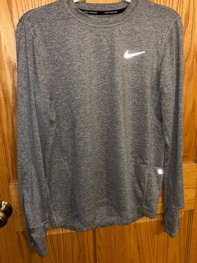 Nike: Men’s Gray Long-Sleeve Performance Tee